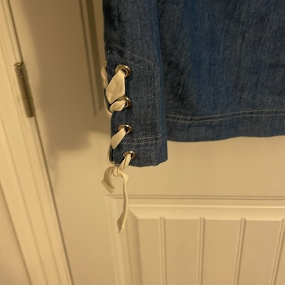 Women’s size medium KORI AMERICA long Bell sleeve denim top V-neck. Side lace - Picture 4 of 9